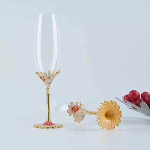 Fantástica copa de vino de cristal que eleva el vino de una bebida a una experiencia y encarna la tradición, la refinación y el disfrite. - Product Image 3