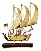 Bateau en laiton Art Déco gravé avec base en bois, objet décoratif pour la maison et les cadeaux