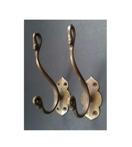 Ganchos de pared de metal negro contemporáneo con forma de cubo y montaje invisible diseñado para una integración perfecta en las paredes - Product Image 2