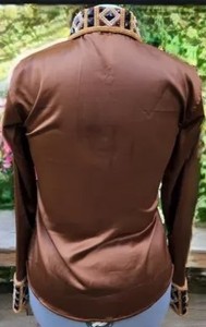 Camisa Western Show Cowgirl hecha a mano en marrón chocolate en tela de tafetán elástica para uso ecuestre - Product Image 5