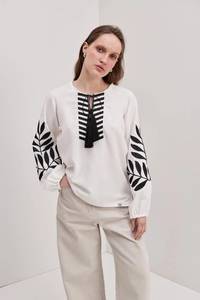 Blusa tradicional ucraniana Vyshyvanka hecha a mano para mujer, uso diario o festivo blanco ecológico con decoración de encaje - Product Image 3