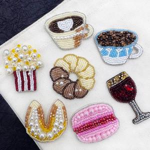 Porte-clés à breloque avec logo d'équipe personnalisé, fait main, en tissu perlé, avec étoiles rouges et jaunes, couleurs vives et audacieuses, perles de qualité supérieure, brillance premium - Product Image 5