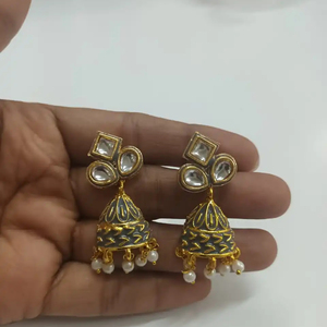 ชุดเดรสเจ้าสาวแบบอินเดียโบราณต่างหูทองเหลืองที่ทันสมัยไข่มุกเพทายสำหรับงานแต่งงานงานเลี้ยงอาหารค่ำ - Product Image 1