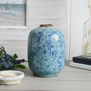 Un vase géométrique festonné bleu vibrant avec une finition brillante et un motif répétitif unique et décoratif, à des prix de gros. - Product Image 4
