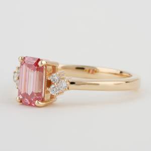 Bague de fiançailles de luxe plaquée or 14 carats avec émeraude de 1 carat et diamant brillant de laboratoire, personnalisée pour les mariages - Product Image 2