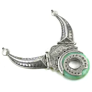 Collier en argent pour femmes avec pierre verte, design tribal, pendentifs et breloques tendance - Product Image 1