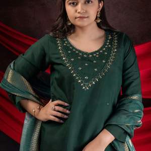 Elégant ensemble Roman Kurti en viscose avec broderie à la main Floral Dupatta et pantalon assorti pour tenue festive et décontractée - Product Image 6