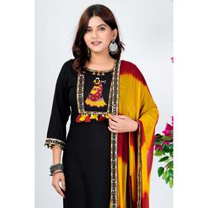 Ensemble Kurta noir brodé avec dupatta ombré jaune et bordeaux, manches trois quarts, tissu en mousseline - Product Image 5