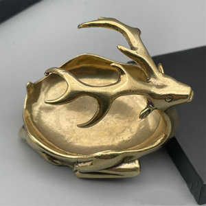 Cenicero de latón con diseño único en forma de ciervo, acabado dorado, Cenicero de acero de estilo moderno de lujo, amantes de los cigarros, sin humo personalizado - Product Image 1