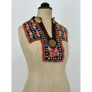 Vestido Afgano Vintage con Cuello Tribal Bordado a Mano - Negro con Detalles Multicolor, Patrón Geométrico, Accesorio Étnico, Tesoro - Product Image 1