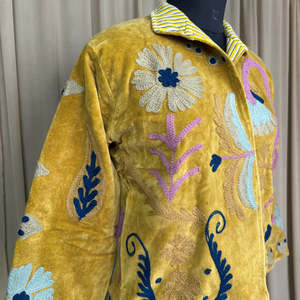 เสื้อแจ็คเก็ตผู้หญิงสไตล์โบโฮชิค เรโทรชิค ปักลายดอกไม้สีเหลืองด้วยมือ ผ้ากำมะหยี่ซูซานี ทรงเปิดด้านหน้า เสื้อโค้ทฤดูหนาว ฟรีไซส์ - Product Image 6