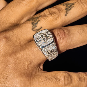 แหวนตราประทับเพชรโมอิสซาไนต์แบบพิเศษ ประดับเพชรเต็มวง ดีไซน์เรขาคณิตตรงกลาง และด้านข้างประดับเพชร บนตัวเรือนเงินแท้ 925 - Product Image 2