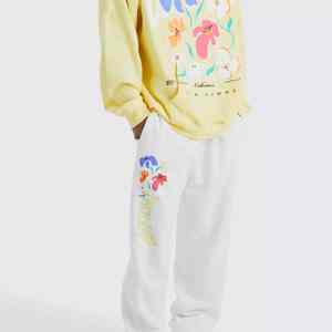 Chándal deportivo premium con estampado en relieve, diseñado con arte texturizado en relieve y tela cómoda para uso diario. - Product Image 5