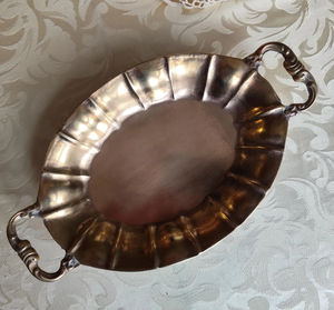 Grand plateau de service décoratif en laiton argenté antique avec finition vintage idéal pour les mariages et les réunions formelles - Product Image 3