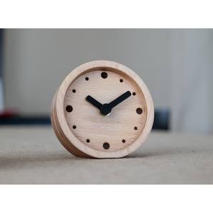 Increíbles tonos de madera cálidos crean un ambiente acogedor y reconfortante. El reloj de mesa de madera ofrece un aspecto premium. - Product Image 1