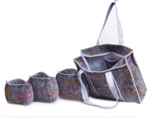 Gestepptes Set aus Baumwoll-Tragetasche und Kosmetiktasche mit Blumenmuster – Blauer Boho-Print - Product Image 4