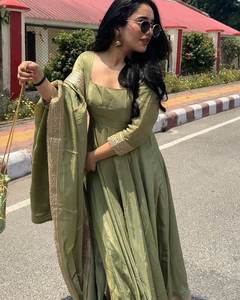 Ensemble de robes de créateur exquis avec des paillettes de soie Fendy et des travaux de broderie pour les occasions festives et les mariages, tenue ethnique élégante - Product Image 3