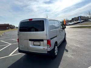 Nissan NV200 S seminuevo 2017 con asientos de cuero de dirección izquierda Interior oscuro - Product Image 2