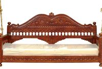 Balançoire d'extérieur en teck massif sculptée à la main, structure de pilier Jhoola traditionnelle indienne, design moderne de luxe pour jardin, ferme et cour.