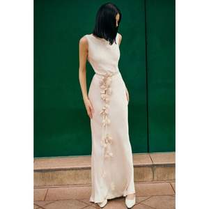 Jena Robe sans bretelles mi-longue et respirante avec ceinture pour femmes, meilleure vente, dos nu en satin pour l'automne, l'hiver naturel - Product Image 1