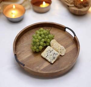 Plateau en bois de forme ronde décoratif fabriqué à la main avec un nouveau design idéal pour la décoration de table et l'utilisation de stockage de collations sèches - Product Image 1