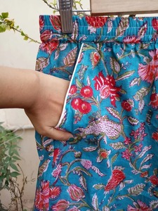Short imprimé bloc de main en pur coton décontracté indien bohème plage et vêtements de nuit pour femmes et pantalons et shorts en coton unisexe - Product Image 3