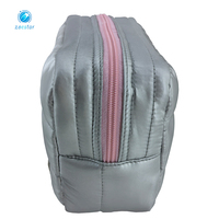 Trousse de Toilette Argentée Brillante Tendance avec Rembourrage, Intérieur Spacieux et Doublure, Fermeture Éclair Robuste, Portable – Idéale pour les Voyages et l'Usage Quotidien