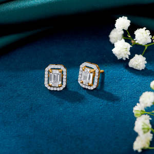 Pendientes de Cristal para Mujer - Aretes Angulares con Encanto en Oro Amarillo - Product Image 1