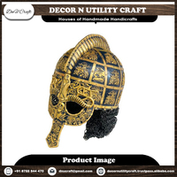 Découvrez l'essence de la noblesse médiévale : Casque militaire artisanal en laiton imitation acier, gravé et sculpté, avec impression par gravure, style antique.