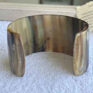 Bracelet en corne polie de qualité supérieure, écologique, et bracelet en corne de buffle pour femmes, moderne - Product Image 1