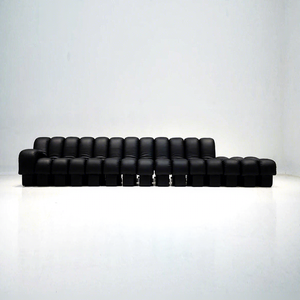 Divano Modulare Personalizzabile in Vera Pelle Nera, Design Moderno e Continuo, Combinazione a Forma di Serpente, per Arredamento Villa - Product Image 1