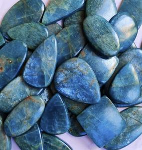 พลอยอะพาไทต์สีน้ำเงินนีออน ดีไซน์เนอร์ คุณภาพพรีเมียม ราคาขายส่ง รูปทรงผสม สำหรับทำเครื่องประดับผู้หญิง - Product Image 4