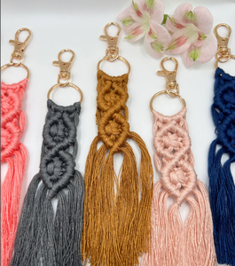 Llavero Minimalista de Moda - Clip de Macramé - Regalo - Llavero de Macramé Hecho a Mano para Damas de Honor - Product Image 1