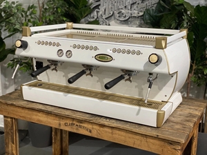 Machine à café expresso personnalisée blanche et dorée à 3 groupes pour usage commercial et professionnel + livraison gratuite - Product Image 6