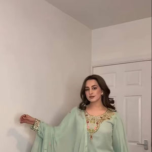 Conjunto de Top y Pantalón Sharara de Estilo Indio con Bordado de Lentejuelas en Georgette Sintética y Dupatta con Ribete de Encaje en Georgette - Product Image 1