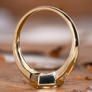 Anillo Solitario con Diamante de Laboratorio de 1.00ct con Corte Hexagonal Escalonado y Engaste de Bisel, con Piedras Laterales, en Oro Amarillo, para Boda o Fiesta - Product Image 4