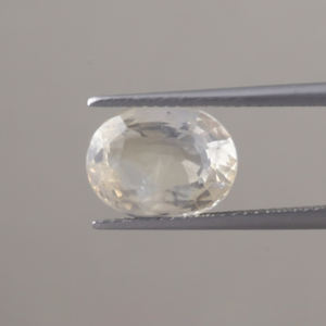 พลอยไพลินสีเหลืองธรรมชาติ รูปไข่ ขนาด 12x9 มม. น้ำหนัก 5.46 กะรัต ได้รับการรับรองจาก IGI สำหรับทำเครื่องประดับ ขัดเงา/เคลือบน้ำมัน 100% ด้วยแว็กซ์/น้ำมันจากธรรมชาติ - Product Image 1