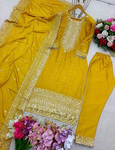 Ensemble haut et pantalon en soie chinon pour femmes indiennes, pour les fêtes et les festivals, avec broderie lourde de sequins et dentelle de moti, avec dupatta - Product Image 5