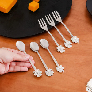 Cuillère à couverts en laiton argenté faite à la main avec design en relief pour cuisine et restaurant Cuillère à dîner personnalisée à vendre - Product Image 2