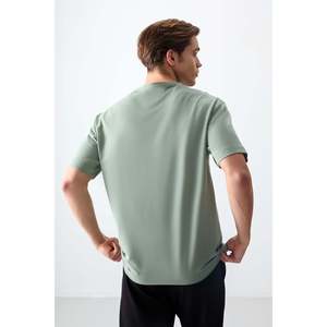 เสื้อยืดผู้ชายทรงโอเวอร์ไซส์ สีเขียวอ่อน เนื้อผ้าฝ้ายหนานุ่ม รุ่นเบสิค - 88378 - ลายกระบองเพชร - Product Image 6