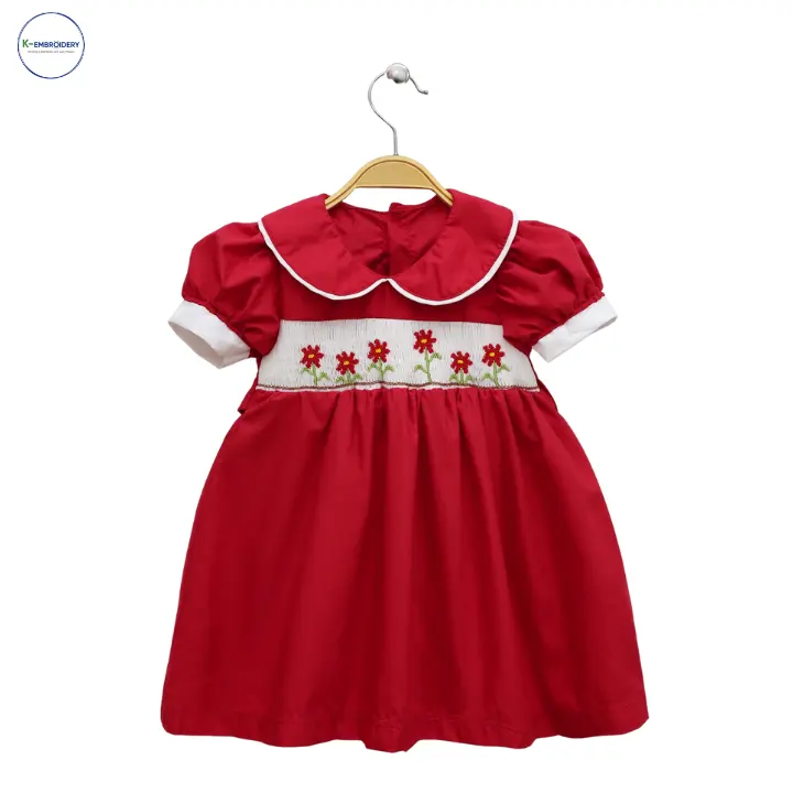 Belle robe rouge de bébé fille avec des motifs de fleurs sur les vacances de Têt vêtements smockés de haute qualité, robes de filles, robes d'enfants