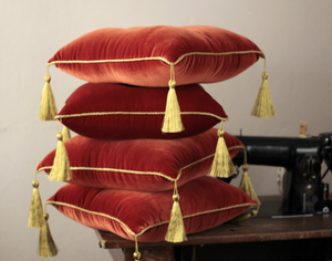 Housses de coussin classiques en satin noir et rouge avec glands dorés coussins carrés imprimés mignons pour la décoration intérieure - Product Image 2