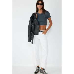 Blouse courte décontractée avec logo brodé, manches courtes, col rond, en tissu de coton tricoté en mousseline, coupe régulière pour la saison automne-printemps - Product Image 1