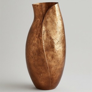 Vase en métal élégant fabriqué à la main avec un design unique et une surface lisse parfait pour les villas modernes et la décoration intérieure exclusive - Product Image 4