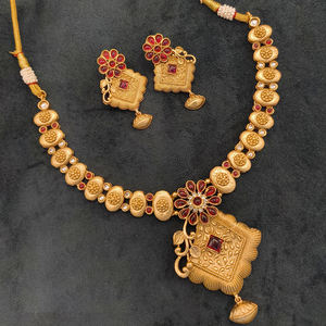 Elegante conjunto de collar de piedra de pota chapado en oro con pendientes a juego joyería india tradicional para festivales y ocasiones especiales - Product Image 1