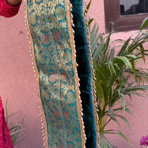 Eleva tu decoración festiva con este exquisito camino de mesa de brocado hecho a mano con un encanto real para espacios de pujas y configuraciones de chowki. - Product Image 1