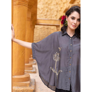 เสื้อปอนโชผ้าโมดอลปักลายดอกไม้ Amoura - Product Image 3