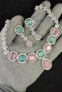 Ensemble de collier élégant de haute qualité en plaqué or avec boucles d'oreilles pour femmes Collier classique avec boucles d'oreilles Mariage de créateur - Product Image 3