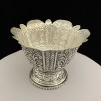 Koperen verzilverde Boheemse decoratieve schaal met standaard, met fijn gegraveerde bloemenmotieven, decoratie voor thuis en bruiloften