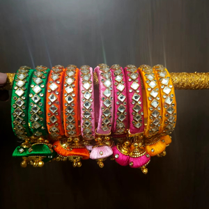 Bracelet ouvrable en fil de soie Kundan avec Latkan pour les faveurs fonction Choodi réglable et demi Saree, faveur Haldi Mehndi Sangeet - Product Image 1